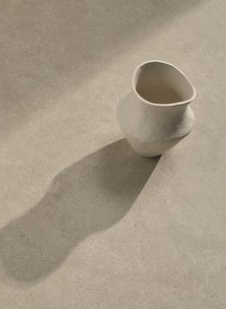 Revestimiento porcelánico en beige suave con textura lisa.