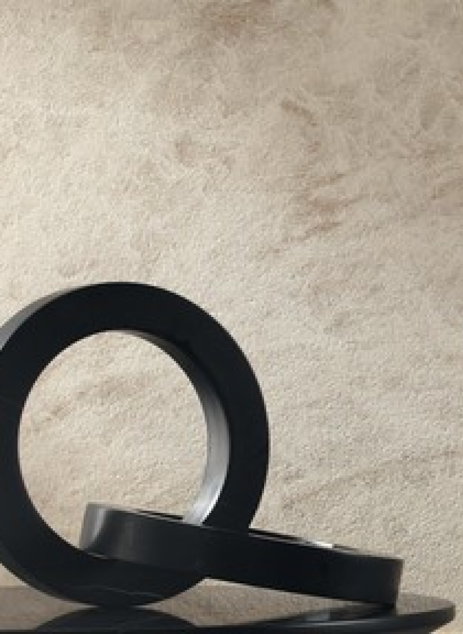 Pavimento porcelánico en tono arena con acabado mate.