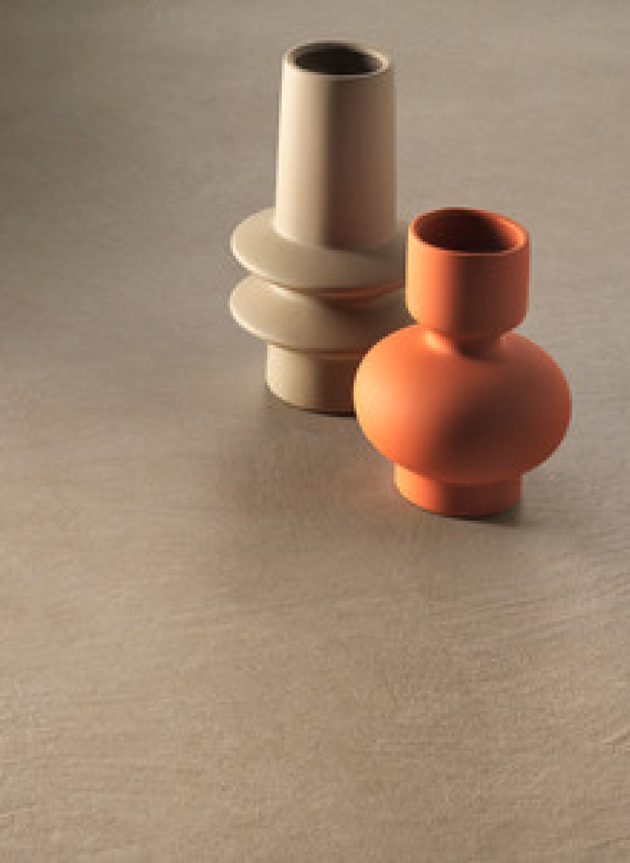 Superficie porcelánica en color beige cálido con decoración cerámica.