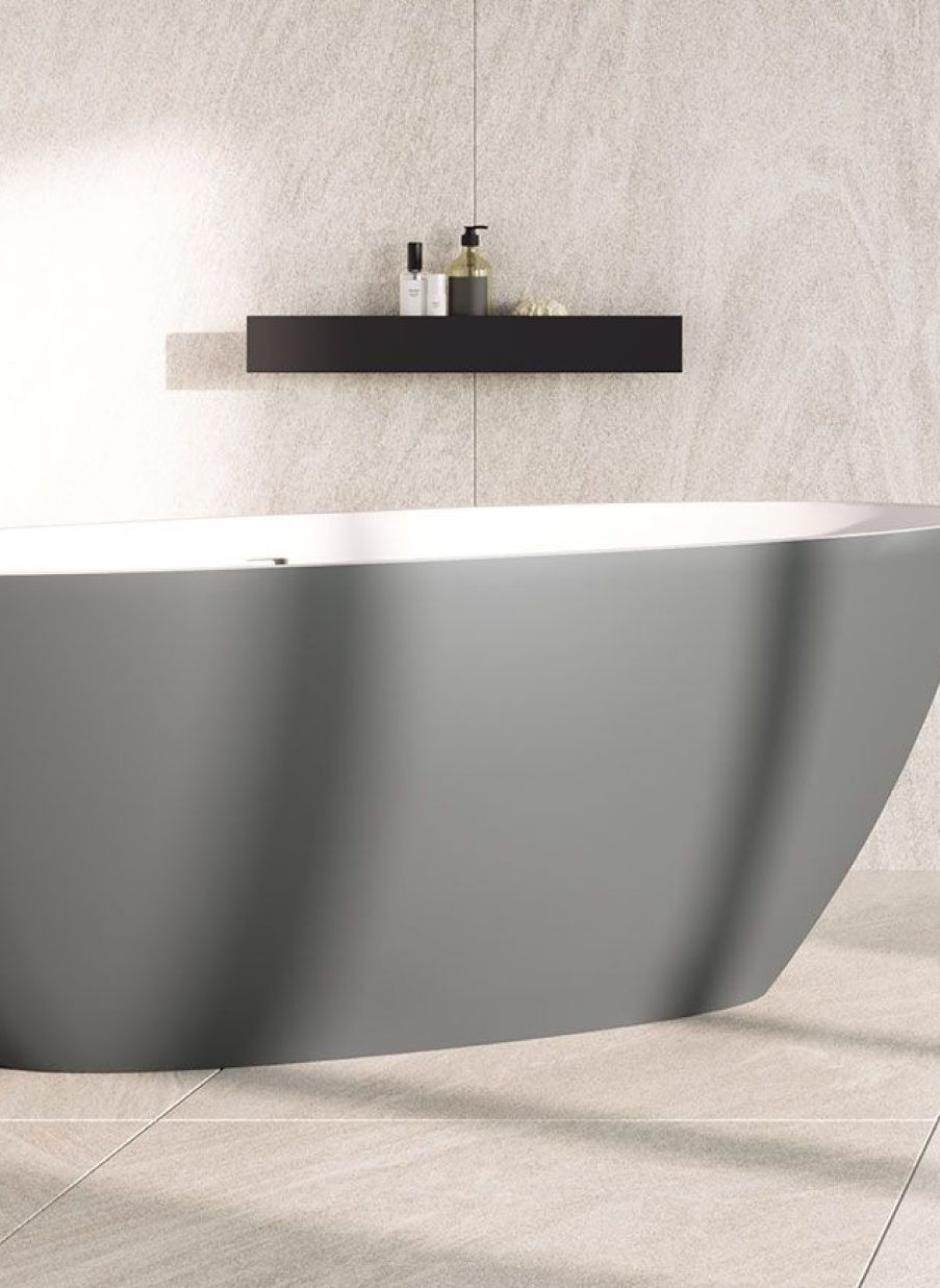 Bañera exenta italiana acabado gris mate junto a revestimiento de mármol claro