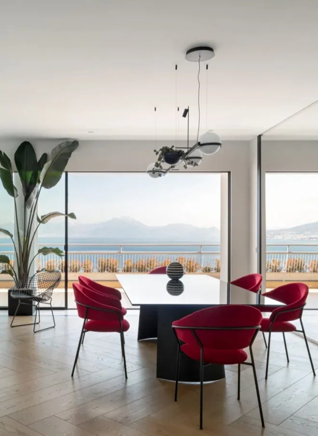 Suelo de madera a medida para salón con grandes ventanales y diseño contemporáneo