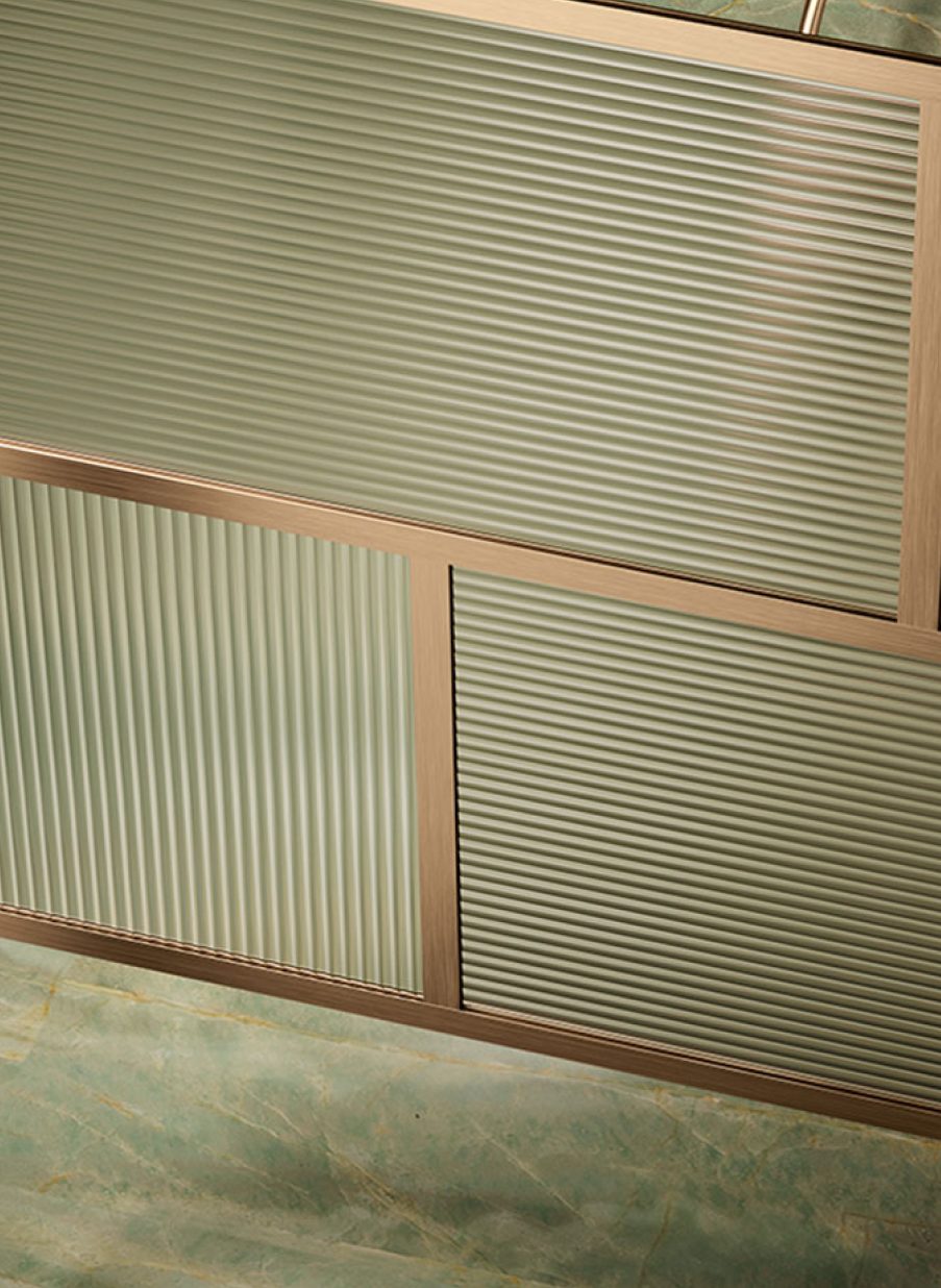 Panel decorativo de ducha italiano con lamas verticales y marco metálico cobre