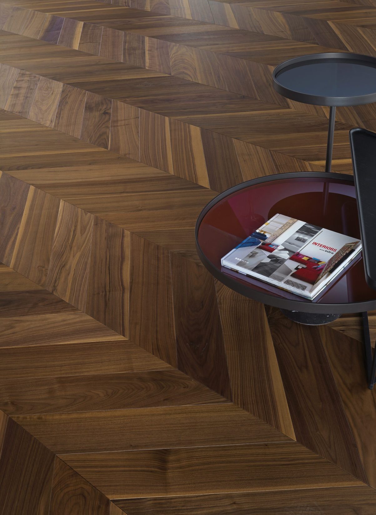 Suelo de madera en espiga y chevrón en tono oscuro para interiores de diseño