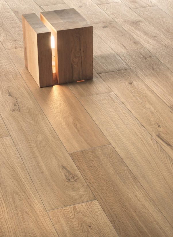 Suelo porcelánico imitación madera con acabado cálido para interiores