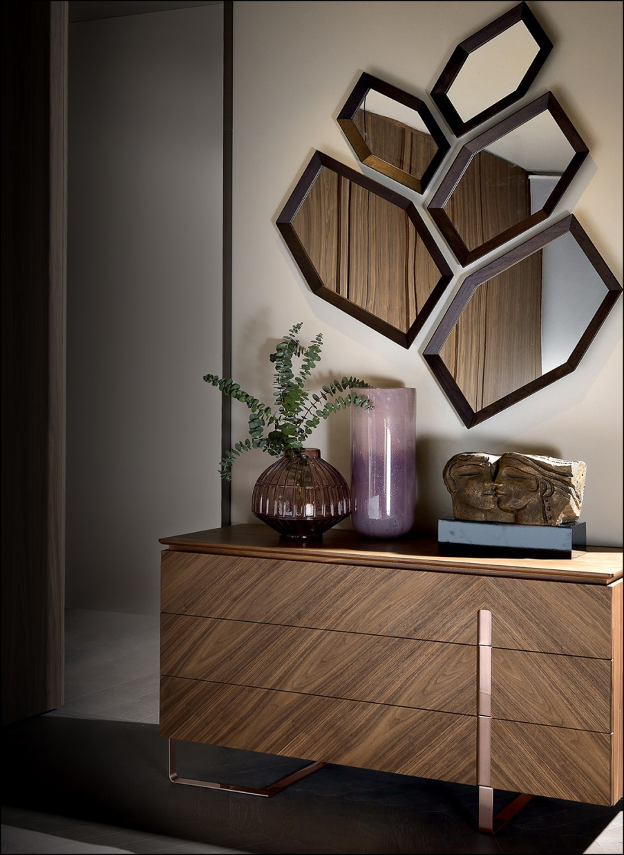 Detalle de mueble de madera italiana con acabado cálido para interiorismo