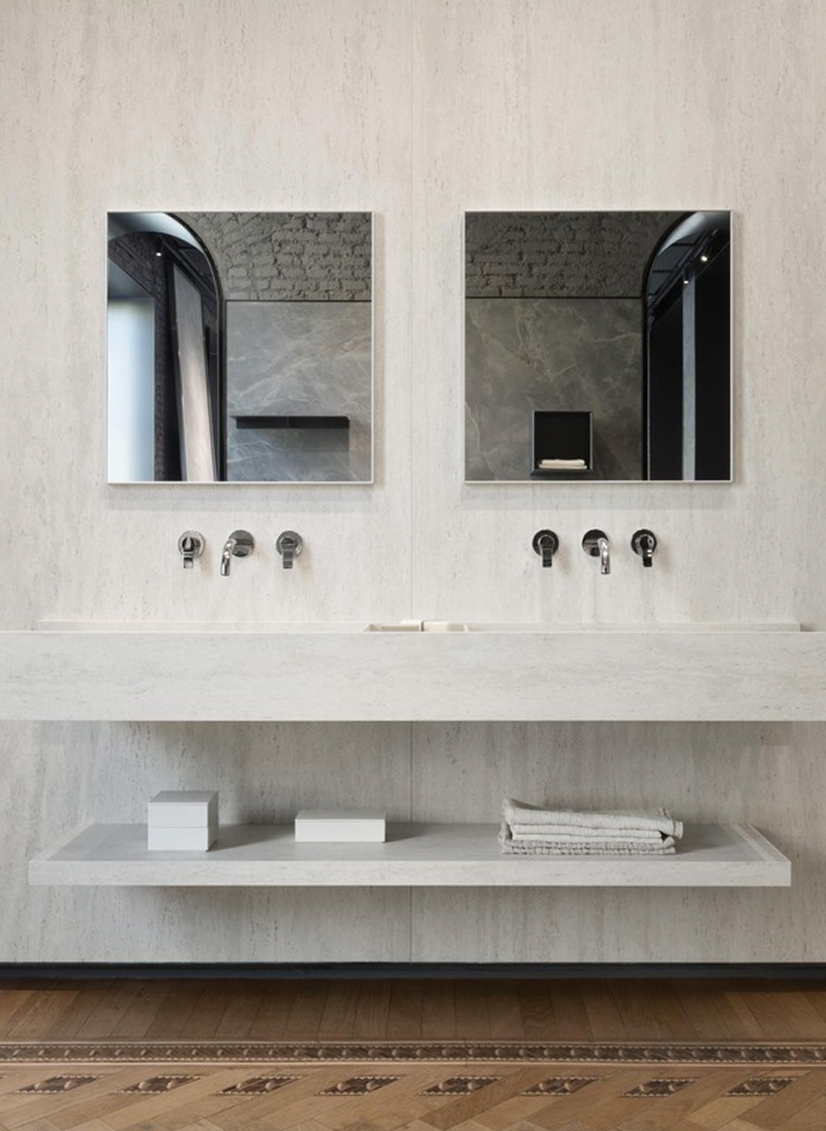 Mueble de baño con revestimiento cerámico travertino arena