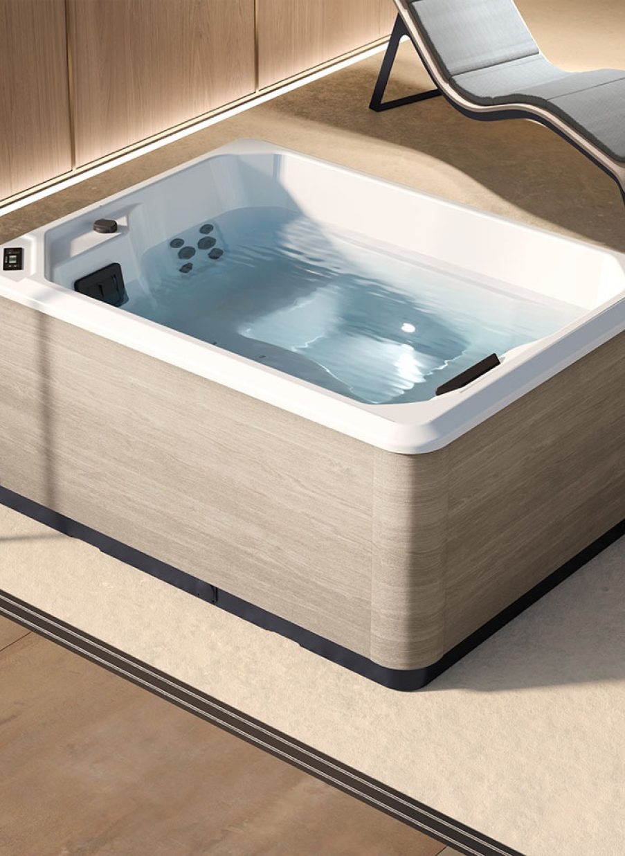 Minipiscina con hidromasaje integrado en estructura de madera italiana
