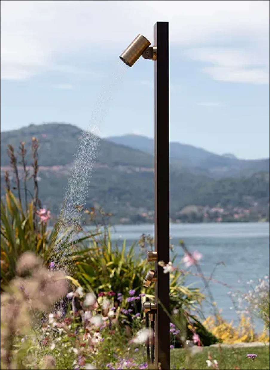 Ducha exterior de diseño italiano con vista panorámica al paisaje