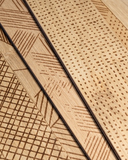 Paneles de madera grabados con patrones geométricos para revestimiento decorativo