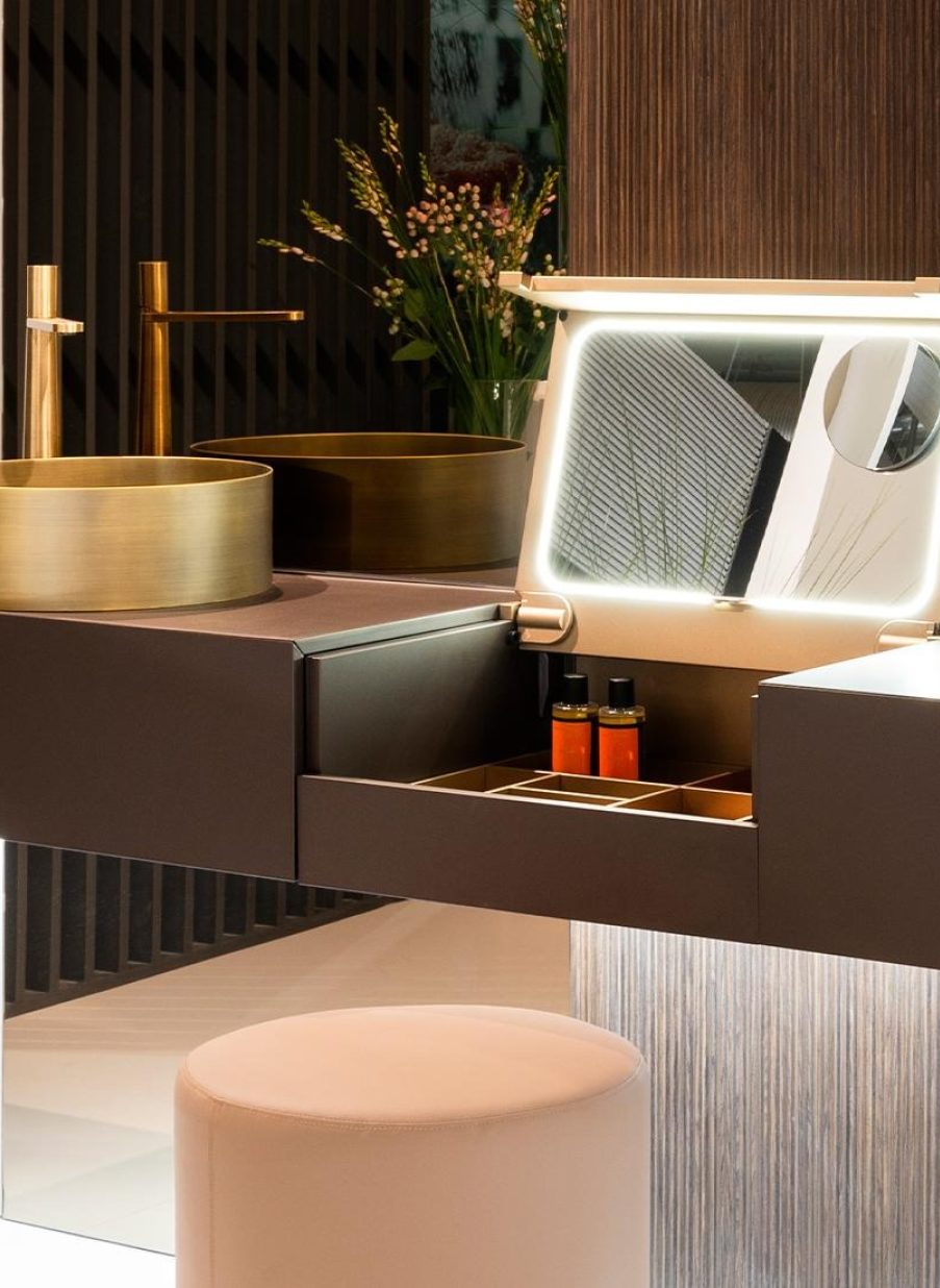 Mueble de baño suspendido italiano en tonos tierra con iluminación integrada