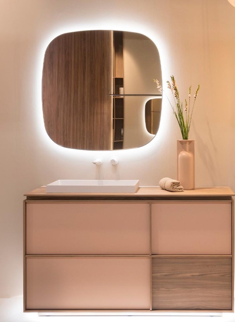 Mueble de baño italiano con cajones en tono beige y espejo retroiluminado