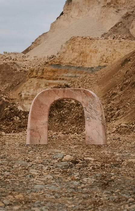Escultura arqueada de mármol rosado italiano para interiorismo de lujo