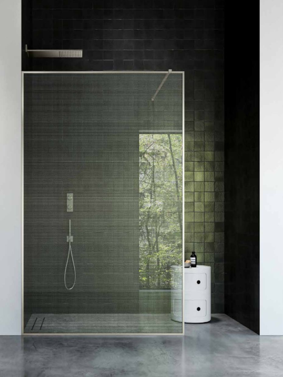 Mampara de ducha italiana con perfiles finos en baño con azulejo verde