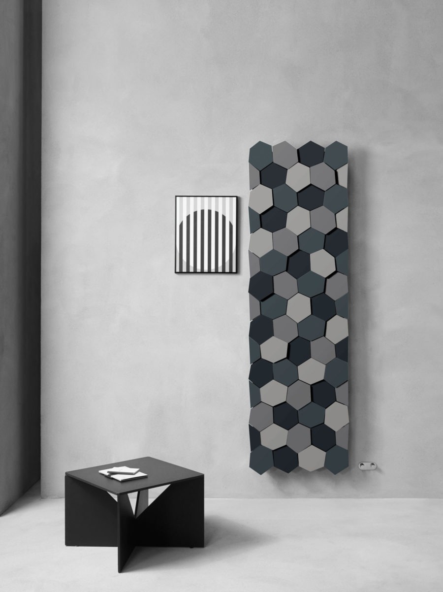 Radiador decorativo con panel hexagonal en tonos gris y azul para interiores