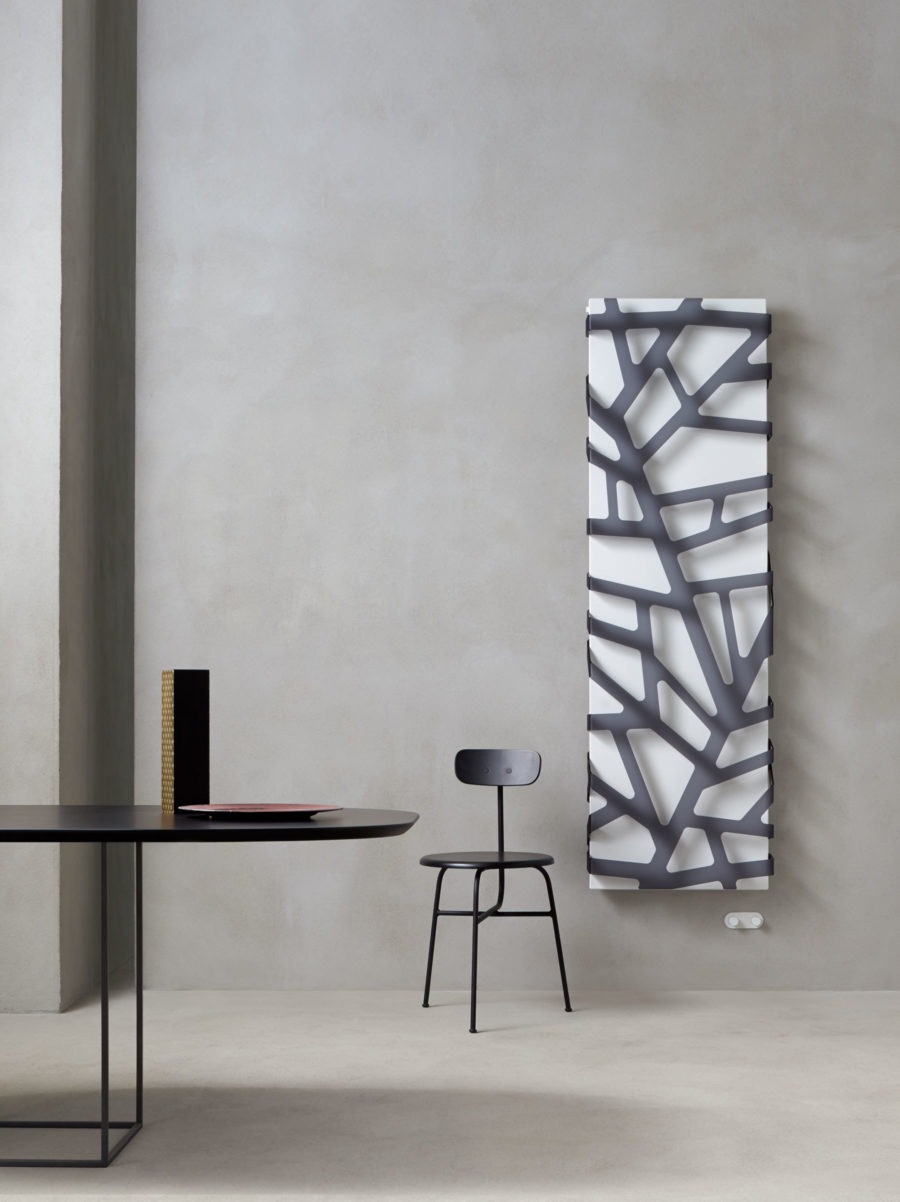 Radiador vertical de diseño italiano geométrico con acabado metálico