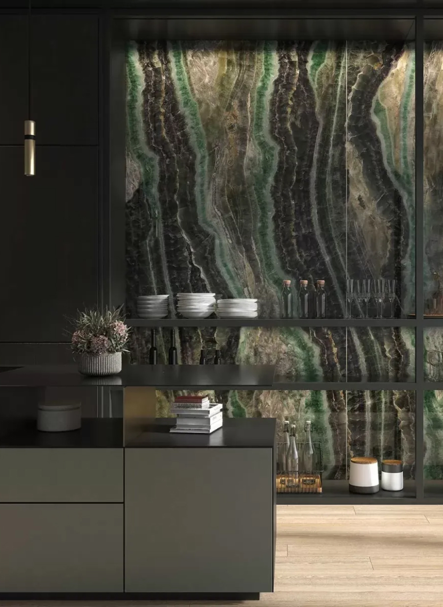 Panel decorativo mural con vetas verdes y oscuras para ambientes contemporáneos